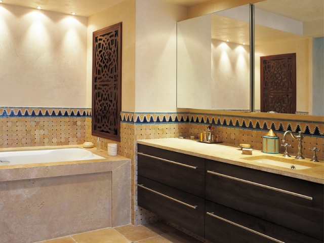 Une salle de bains à l\'orientale dédiée au bien-être Une salle de bains à l\'orientale dédiée au bien-être