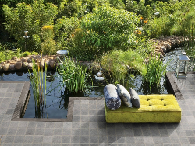 Une terrasse en pavés vieillis