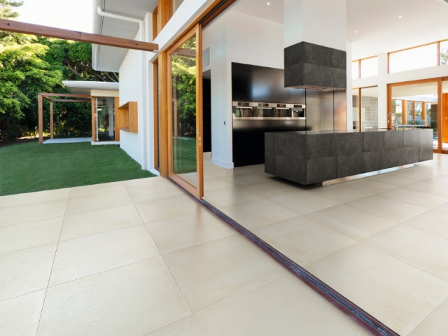 Une terrasse en carreaux de grès cérame