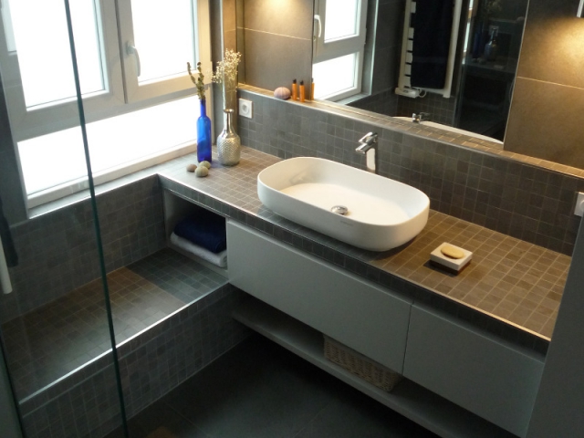 Une Cuisine Transformee En Salle De Bains Minerale Et Contemporaine