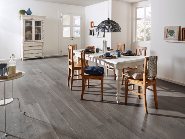 Un parquet sombre pour un mobilier clair