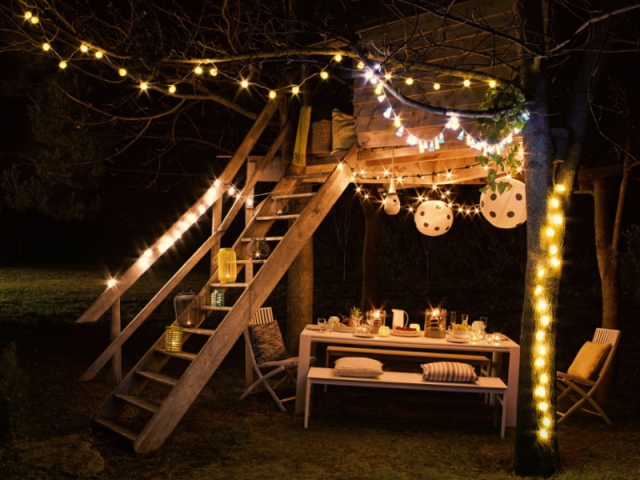 Une cabane décorée pour un jardin illuminé