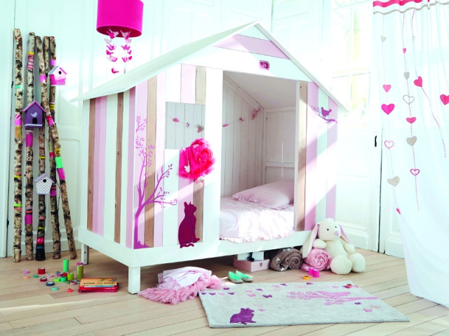 Lit cabane aux accents girly