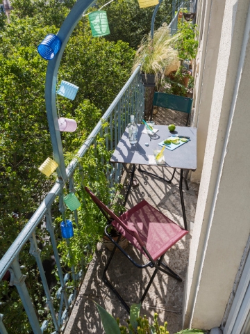 Une grande table sur un petit balcon