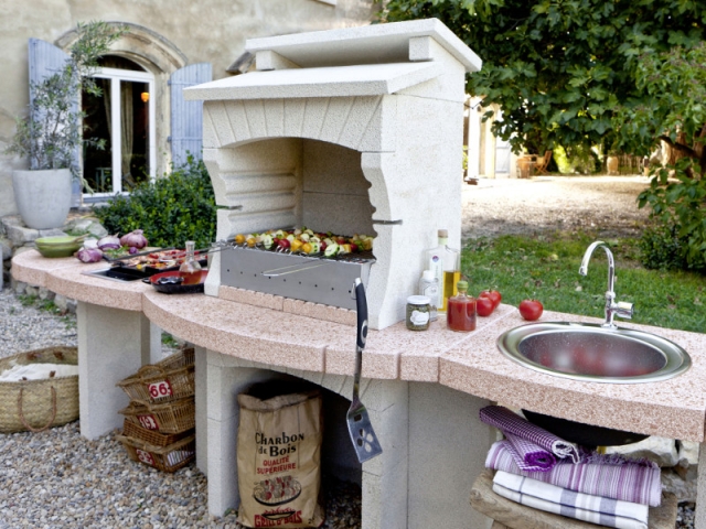 Quand le barbecue structure le jardin