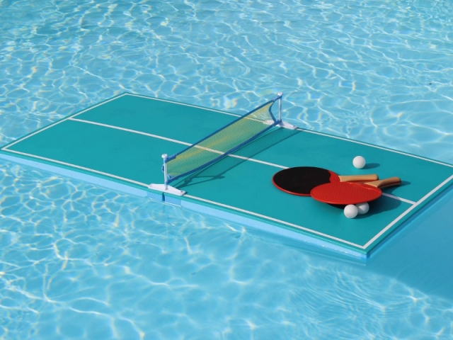 Une table de ping-pong pour piscine