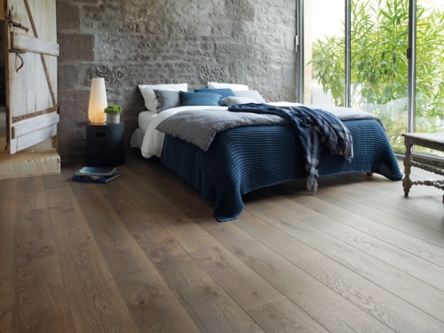 Un parquet marron taupe pour une chambre