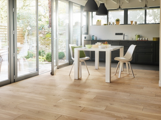 Un parquet massif pour une cuisine géométrique