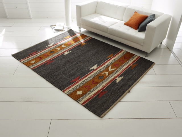 Un tapis ethnique chic pour un salon immaculé