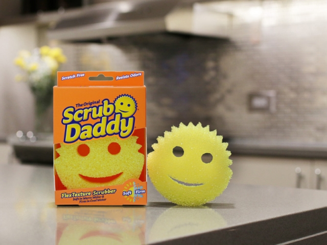 C'est quoi l'éponge révolutionnaire Scrub Daddy dont tout le monde parle ?