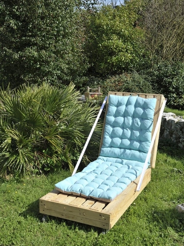 Une chaise bain de soleil fabriquée avec des palettes en bois