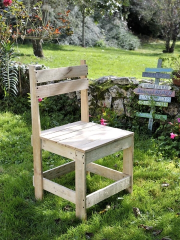 Une chaise de jardin fabriquée avec des palettes en bois