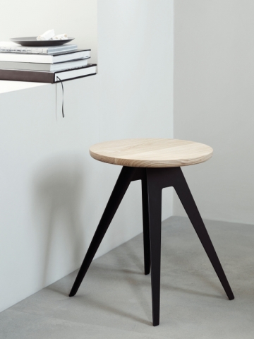 Tabouret en bois noir et naturel