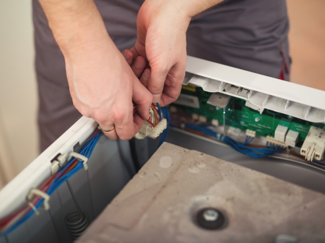 Une fois le couvercle dévissé, on découvre l'intérieur du lave-linge... et les nombreuses connexions