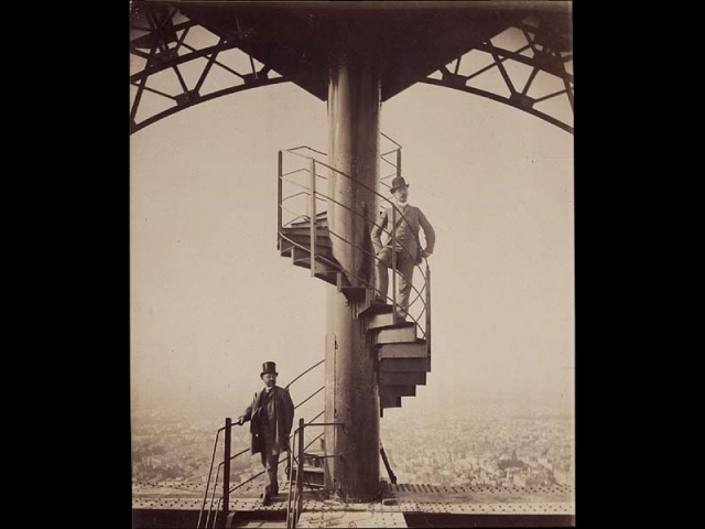 Gustave Eiffel et son gendre posant sur l'escalier de la Tour Eiffel