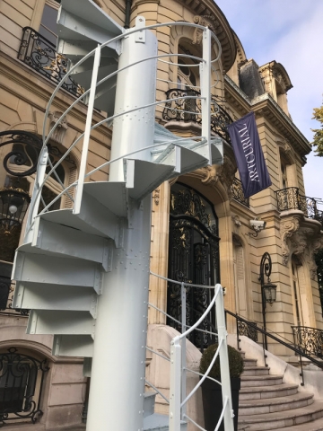 Mesurant plus de 4 mètres de haut, ce tronçon provient de l'escalier hélicoïdal d'origine, datant de 1889, qui reliait le 2e au 3e étage du monument