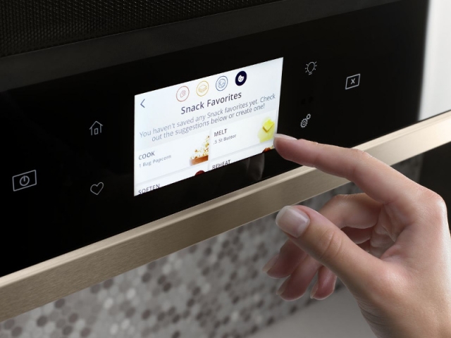 Zoom sur l'écran interactif du four mural connectable à Alexa et Google Home