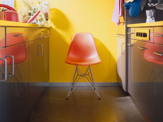 La célèbre chaises DSW, de Charles et Ray Eames