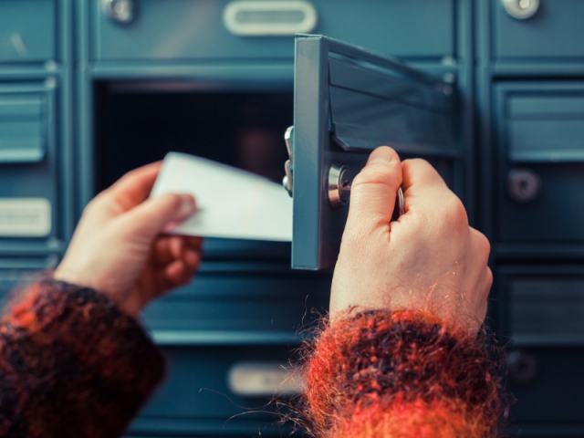 La boîte aux lettres se remplit vite pendant les vacances...