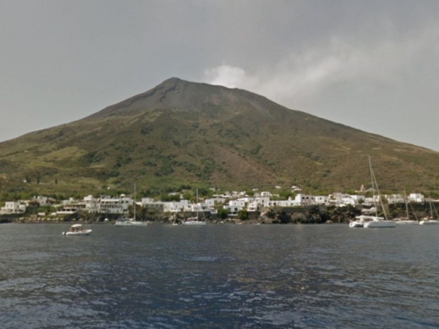 Le volcan Stromboli et l'île du même nom