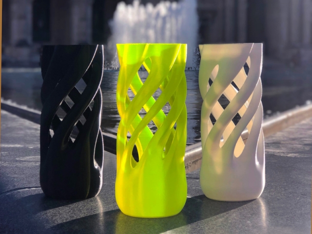 3 coloris du vase Abbracciame, imprimé en 3D à partir d'amidon de maïs