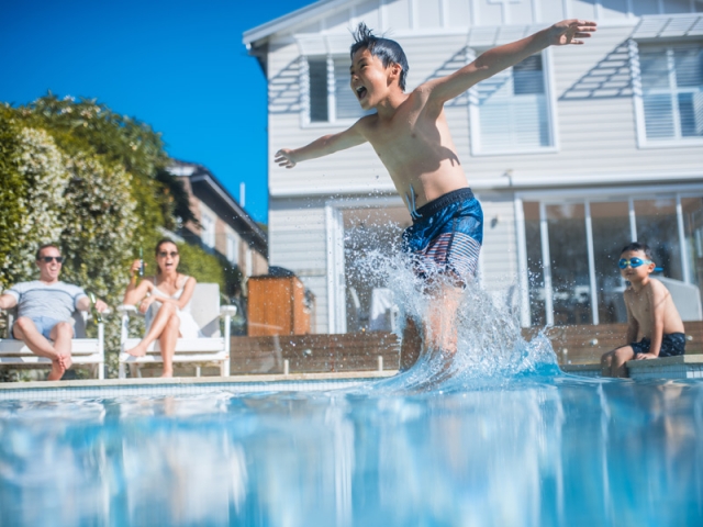 Traiter l'eau de sa piscine avant de s'y baigner à nouveau