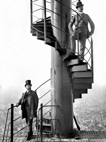 Gustave Eiffel avec son gendre et collaborateur, M. Salles., en 1889 