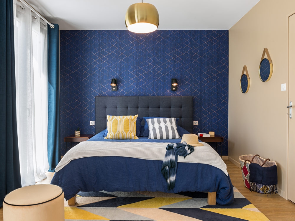 Une peinture bleue modernise une chambre classique