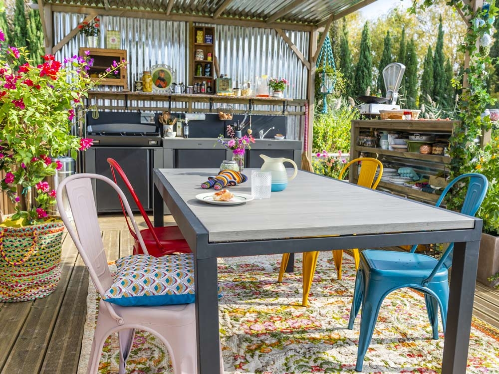 Équipement De Cuisine Extérieure Sur Table En Bois Avec Groupe De