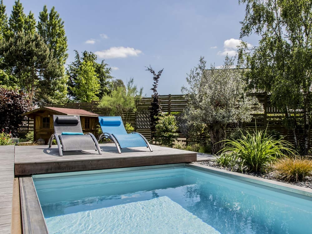 Piscine avec terrasse aménagée