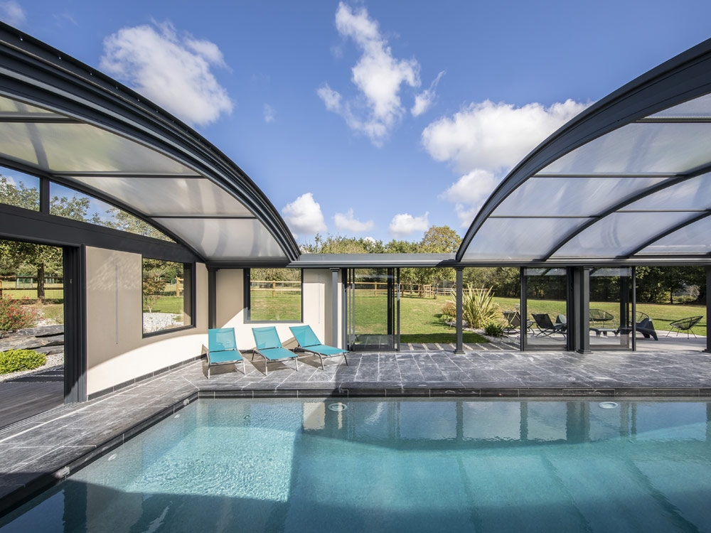 Abri de piscine avec toiture coulissante