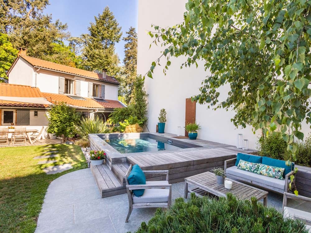 Terrasse et piscine transforment ce jardin citadin en havre de paix