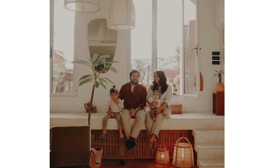 Léa, Tom et leurs deux petites filles, Java et India vivent au dernier étage de la Maison Acacia