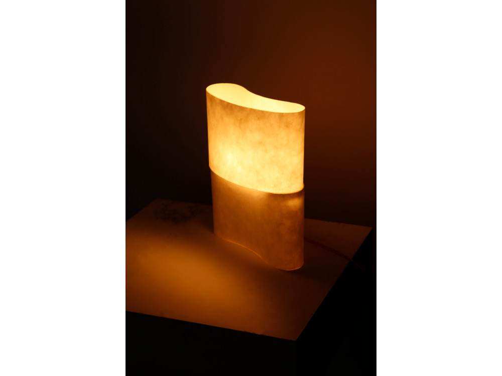 Une fois allumée, "La lampe qui va de soie" diffuse une lumière douce