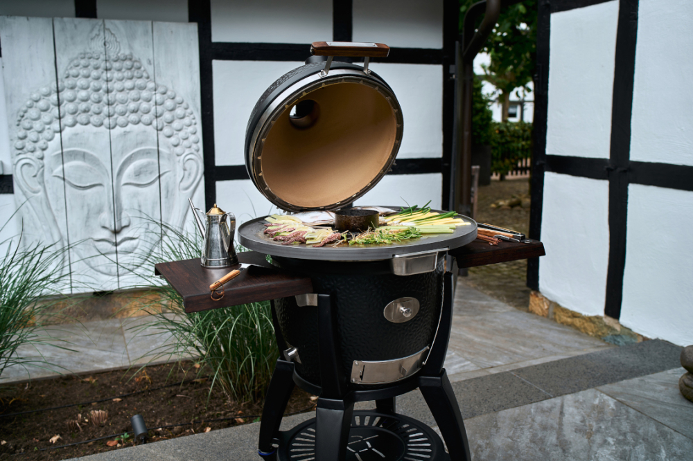 Le kamado est un four au charbon de bois qui permet de réaliser toutes les cuissons avec une grande précision