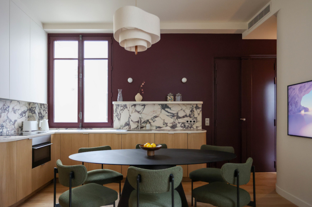Pour la cuisine de cet appartement destiné à la location, Charlotte Fequet a fait poser une crédence en grès cérame imitation marbre
