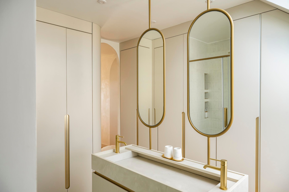 La salle de bain parentale fait face au dressing