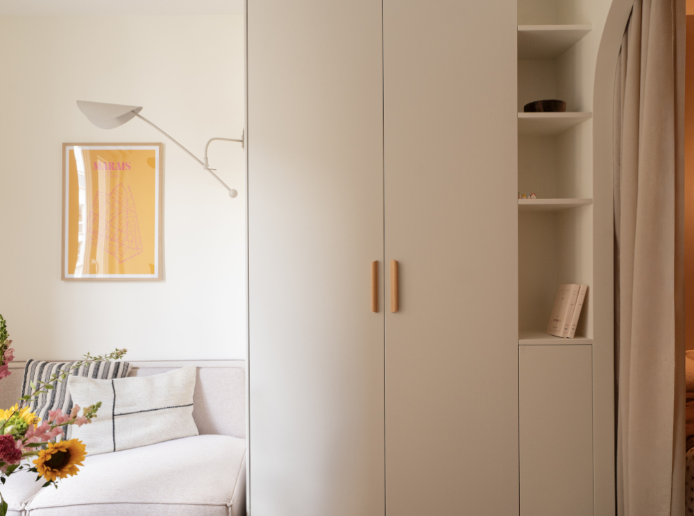 Le dressing et coin nuit d'un studio aménagé par Les Décoreuses