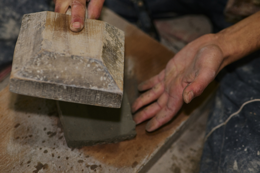 Le pressage des zelliges