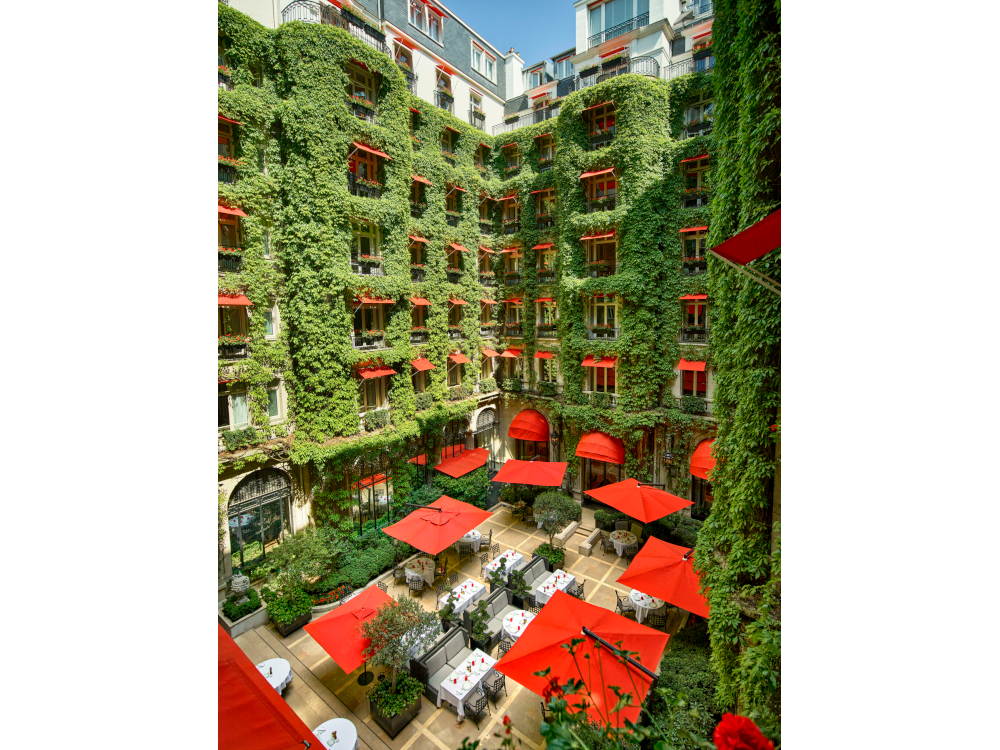 La Cour Jardin du Plaza Athénée est devenu un décor iconique