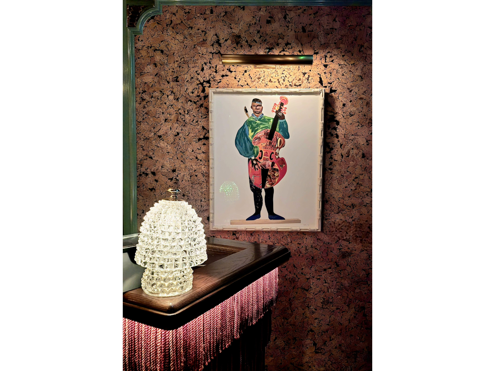  &laquo;Naming the Money: Kwesi &raquo; par l'artiste Lubaina Himid accroch&eacute; au Broadwick Soho - Londres, Royaume-Uni