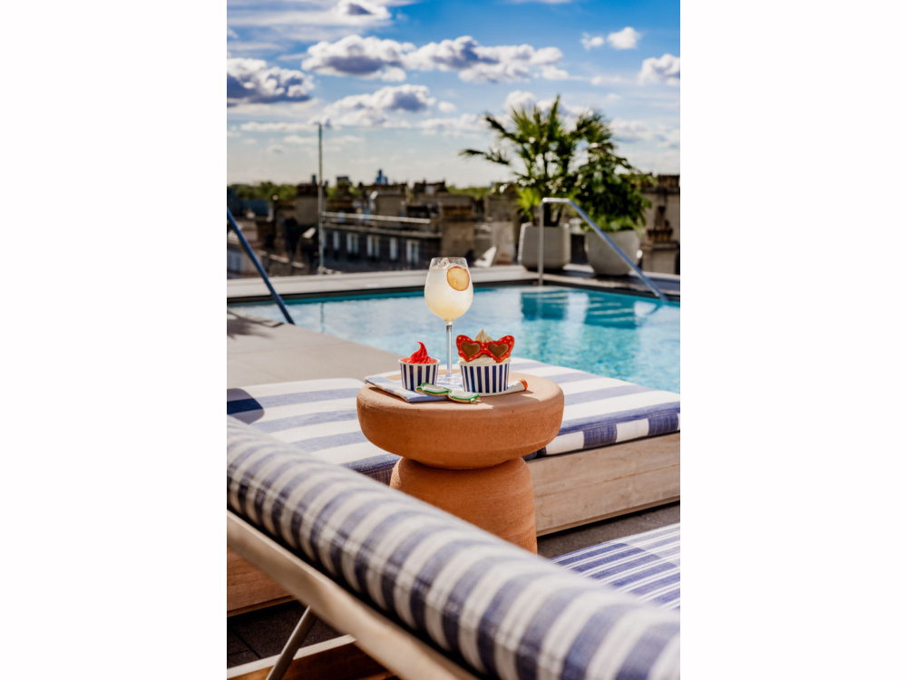 Les transats ray&eacute;s iconiques s'inspirent de l'&eacute;l&eacute;gance des stations baln&eacute;aires de Deauville des ann&eacute;es 50 