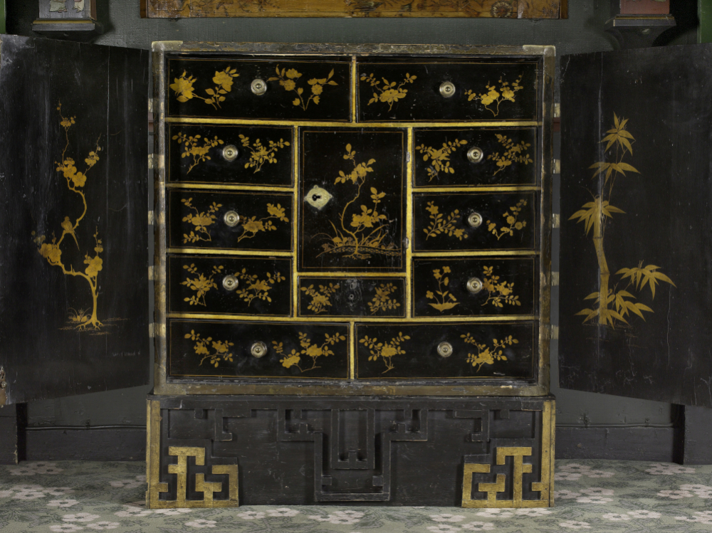 Cabinet en bois laqué et or à Hauteville House