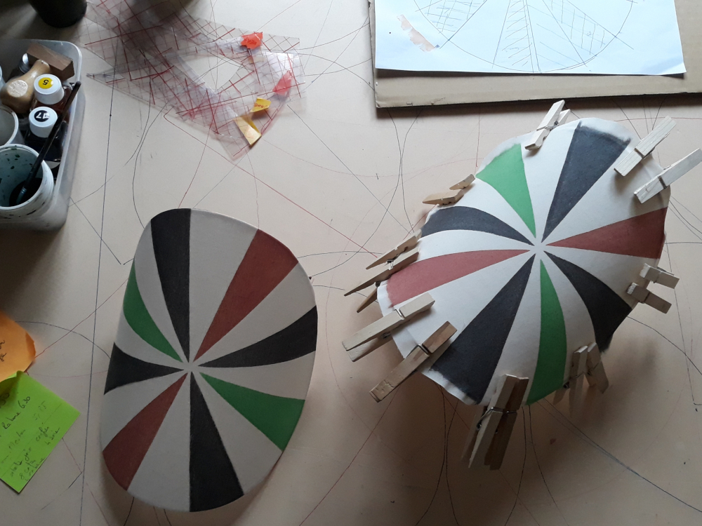 Un &eacute;cran peint &agrave; l'encre de Chine en cours de fabrication 