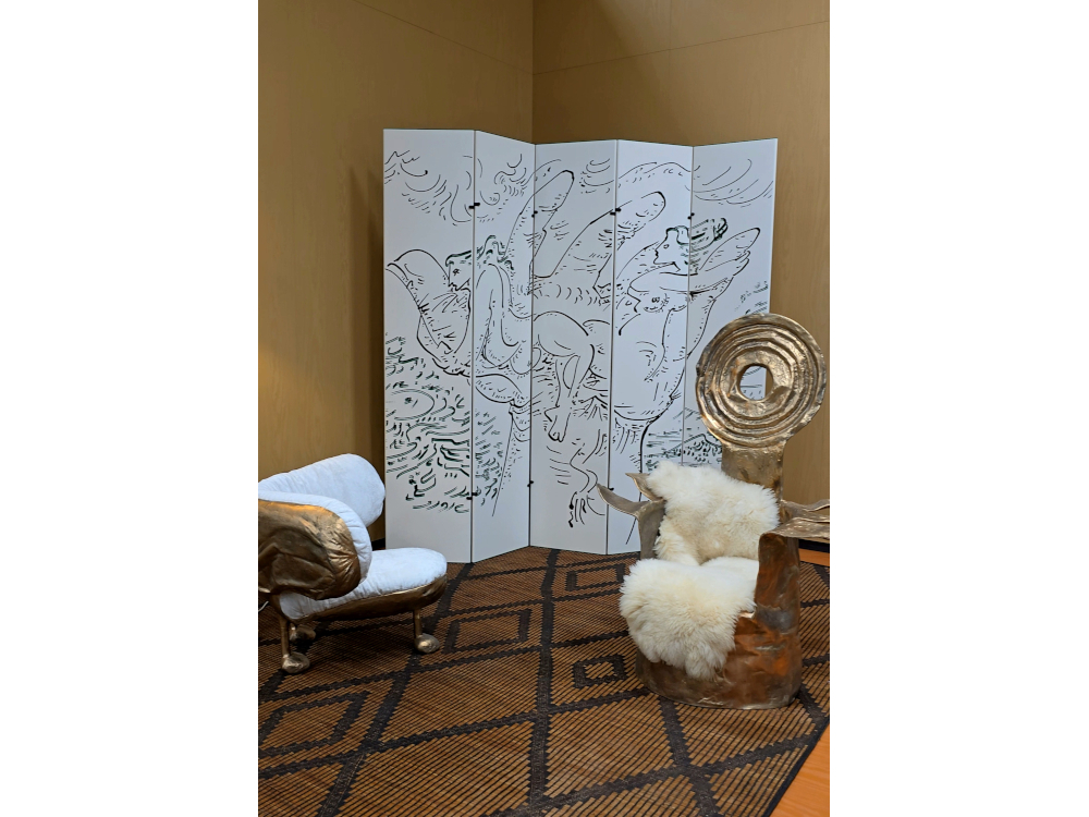 "Salone Raritas", sous sc&eacute;nographie Formafantasma : un paravent d'Andr&eacute; Masson de la s&eacute;rie Ultramobile (Kazuhide Takahama pour Simon Gavina) et le fauteuil Margarita de Roberto Matta, collection Paradisoterrestre