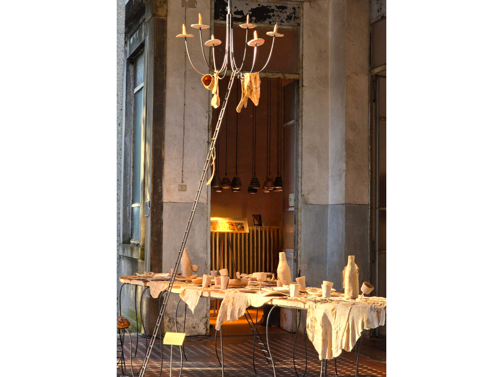 Alcova, dans l'ancien h&ocirc;pital militaire de Baggio, l'installation sonore Slalom x Vintage Audio Institute fait r&eacute;sonner les premiers synth&eacute;tiseurs italiens dans l'architecture d&eacute;saffect&eacute;e.