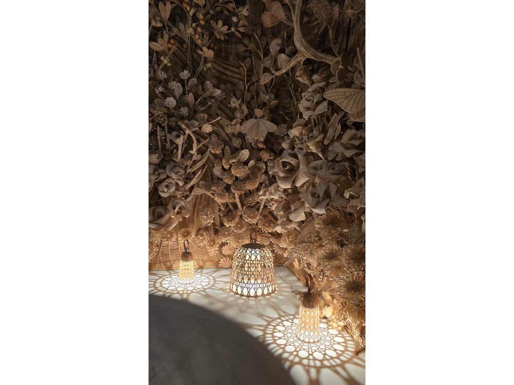 Tendance "mati&egrave;re" : les lampes "Corolle" de No&eacute; Duchaufour-Lawrance pour Dior Maison, en verre souffl&eacute; de Murano et bambou Madame de Kyoto, sc&eacute;nographi&eacute;es dans un jardin de raphia au Palazzo Landriani.
