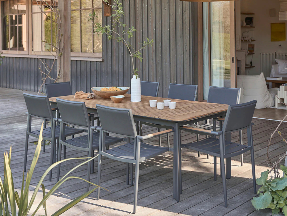 La terrasse devient une pièce à part entière, meublée avec le même soin que le salon.