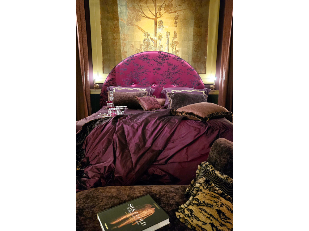 "Aurea", l'h&ocirc;tel fictif imagin&eacute; par Oscar Lucien Ono pour la Milan Design Week 2026, o&ugrave; Tr&eacute;ca pr&eacute;sentait ses lits couture