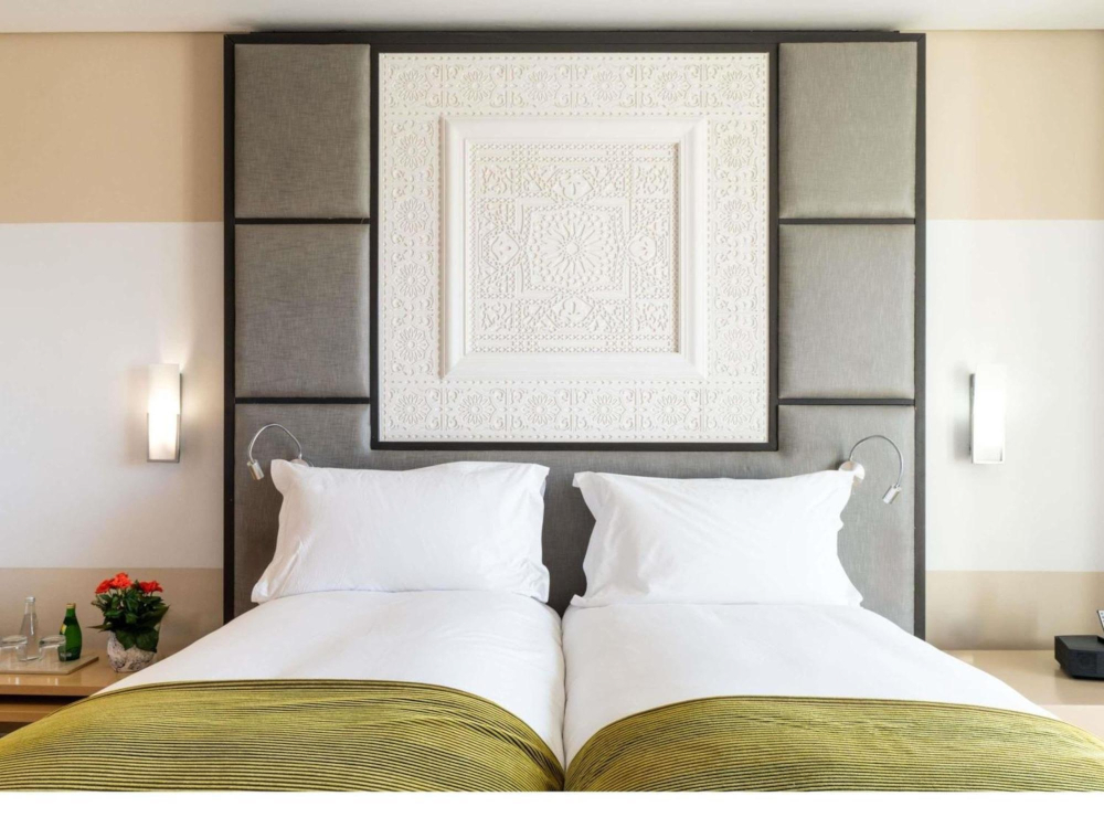 Au Sofitel Rabat, la signature de service "Cousu Main" trouve son écho dans les broderies inspirées des motifs marocains qui habillent les têtes de lit.